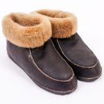 Pantuflas para mujer: Botitas color chocolate Lo Mark + Cueros Latinos